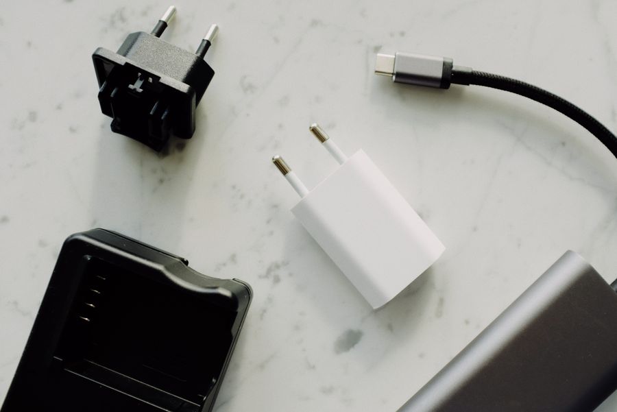 Telefonlar için hızlı şarj adaptörleri ve kabloları